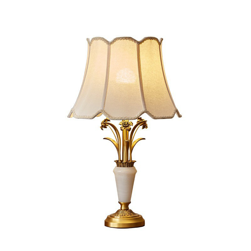 Zeitgenössische Luxus-Stoffschirm Jade Alle Kupfer geschnitzte Basis 1-Licht Tischlampe für Home Office 