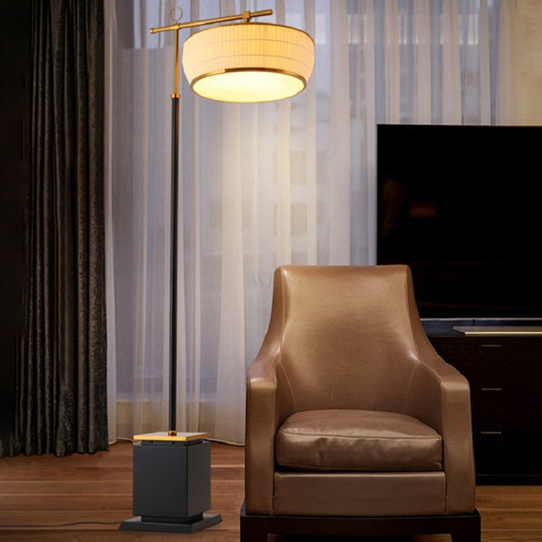 Lampadaire pour salon avec abat-jour plissé en tissu chinois traditionnel et base en matériel, 1 lumière 