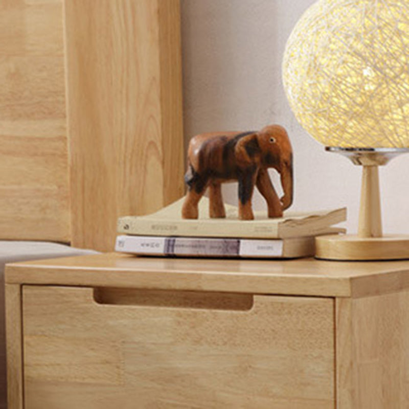 Table de chevet en bois massif scandinave contemporain avec plateau carré et 1 tiroir pour chambre 
