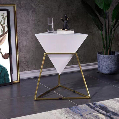 Zeitgenössischer nordischer Dreieck-Pyramiden-Glas-Schiefer-Metall-Beistelltisch für das Bett 