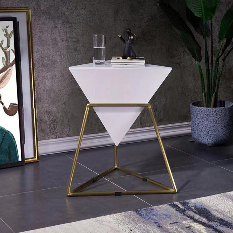 Zeitgenössischer nordischer Dreieck-Pyramiden-Glas-Schiefer-Metall-Beistelltisch für das Bett 