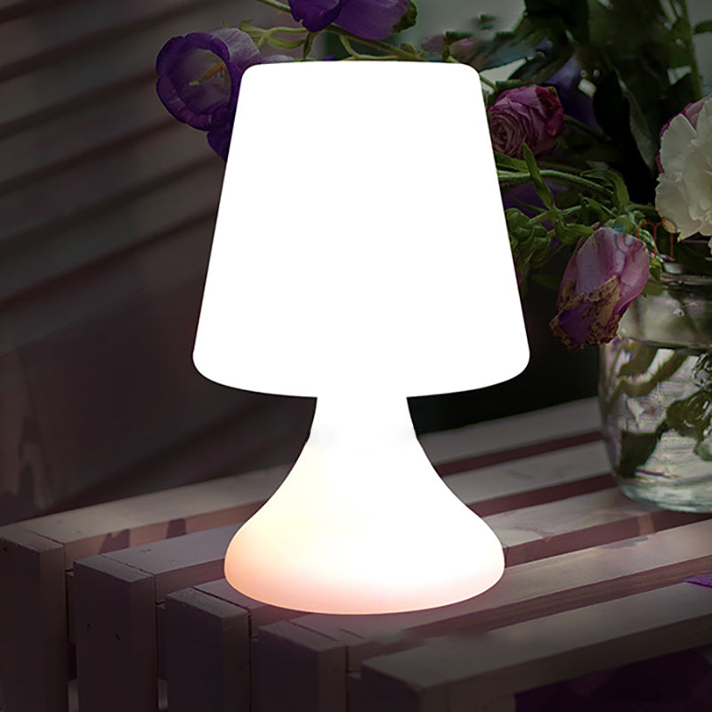 Modernes, unbedeutendes PE-Cup-Form-USB-LED-Tischlampen-Nachtlicht für die Terrasse im Freien 