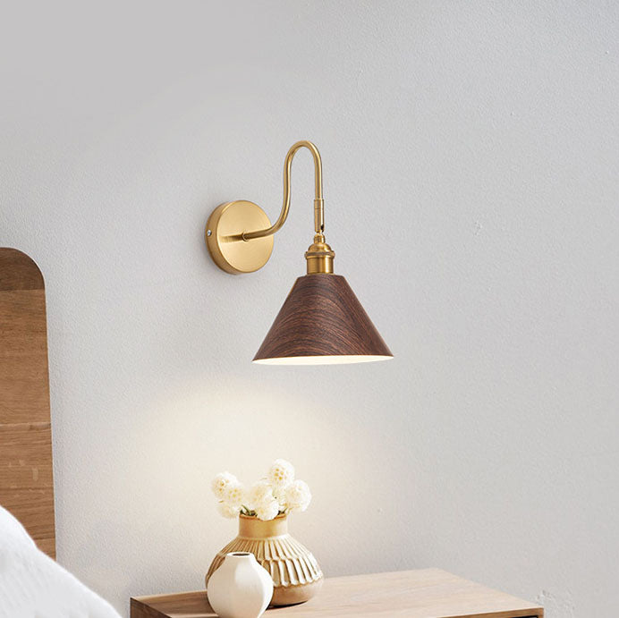 European Classical Iron Gold-Finished Frame Wood Grain 1-Light Wall Sconce Lamp