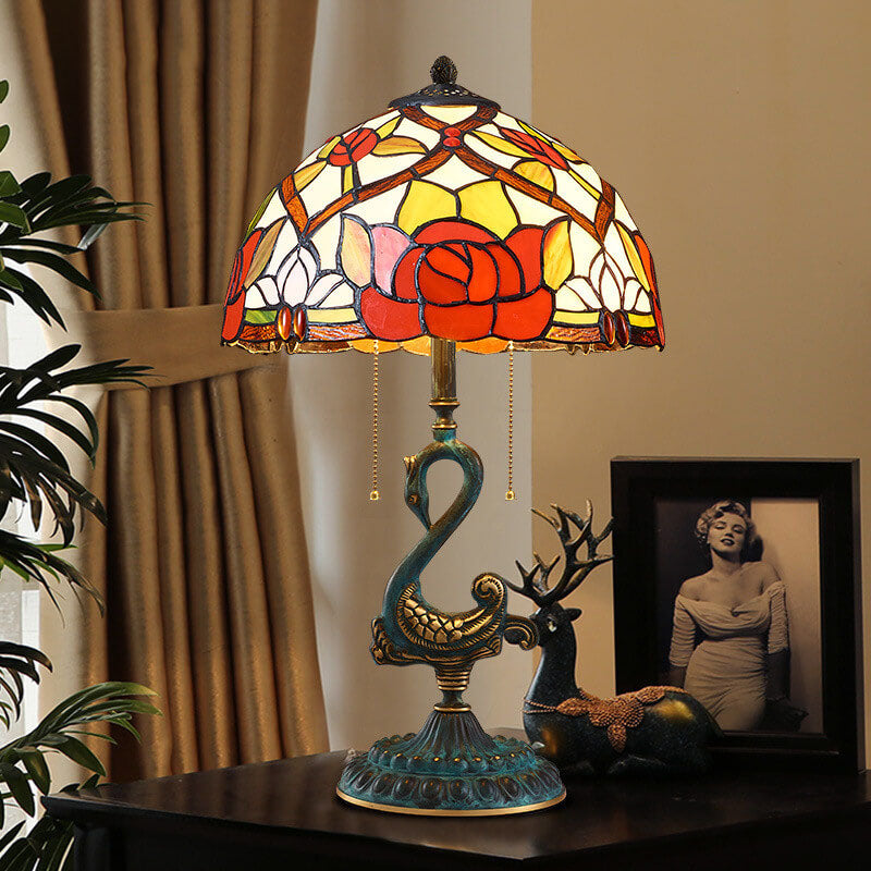 Traditionelle 2-flammige Tischlampe mit Schwanensockel aus Kupfer und europäischem Buntglas für Schlafzimmer und Homeoffice 