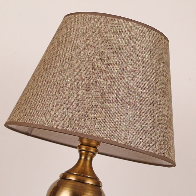 Lampe de table 1 lumière avec base en matériel et abat-jour rond en tissu moderne de style transitionnel pour chambre à coucher 
