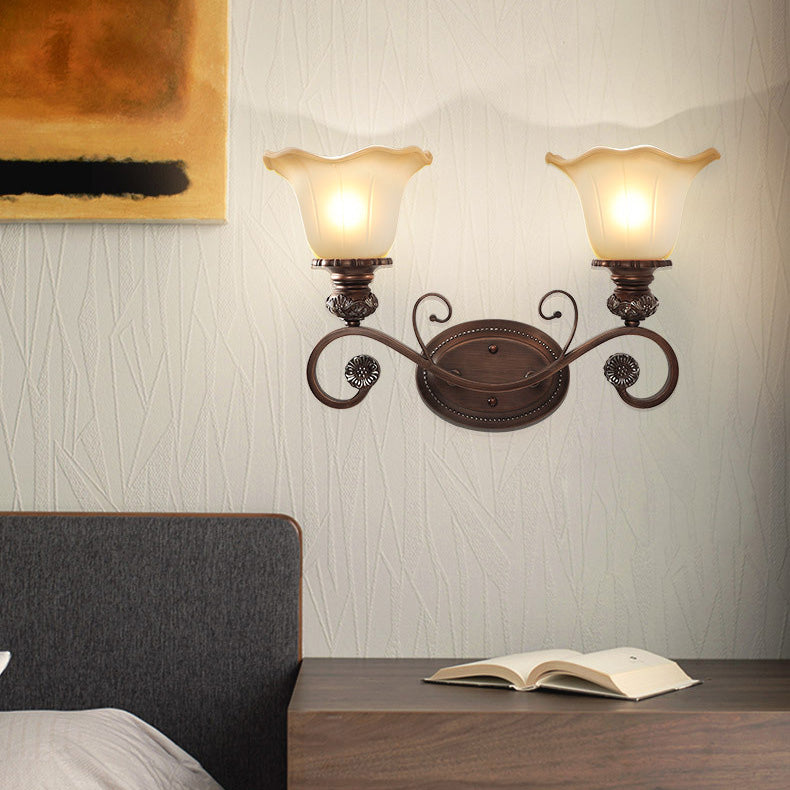 Traditionelle rustikale Milchglas-Blumenschirm-Eisen-Harz-1/2-Licht-Wandleuchter-Lampe für Schlafzimmer 