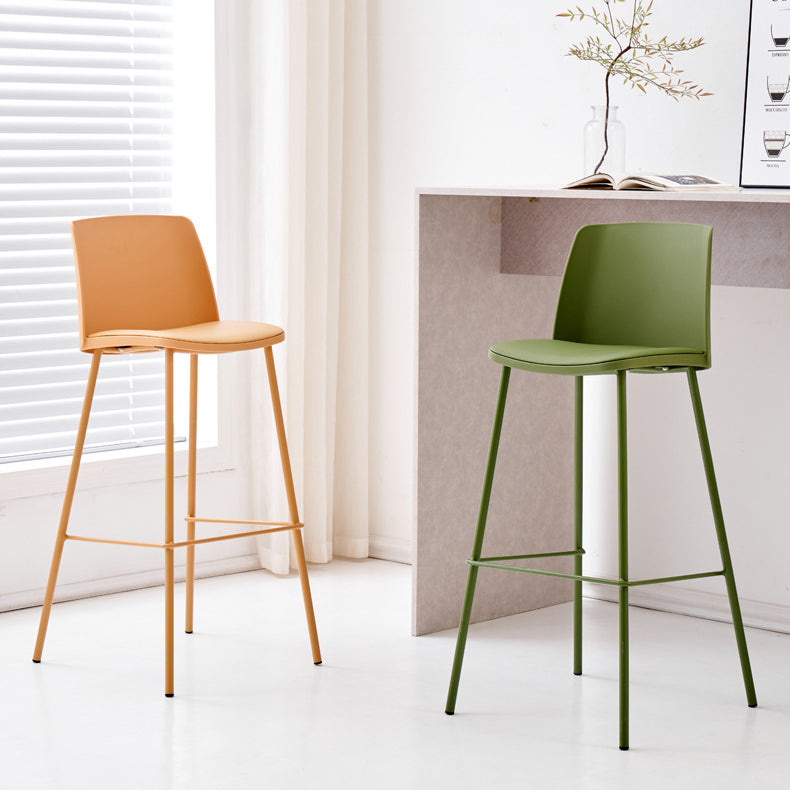 Taburete cuadrado minimalista moderno de cuero PU con respaldo y reposapiés de barra de hierro para comedor 