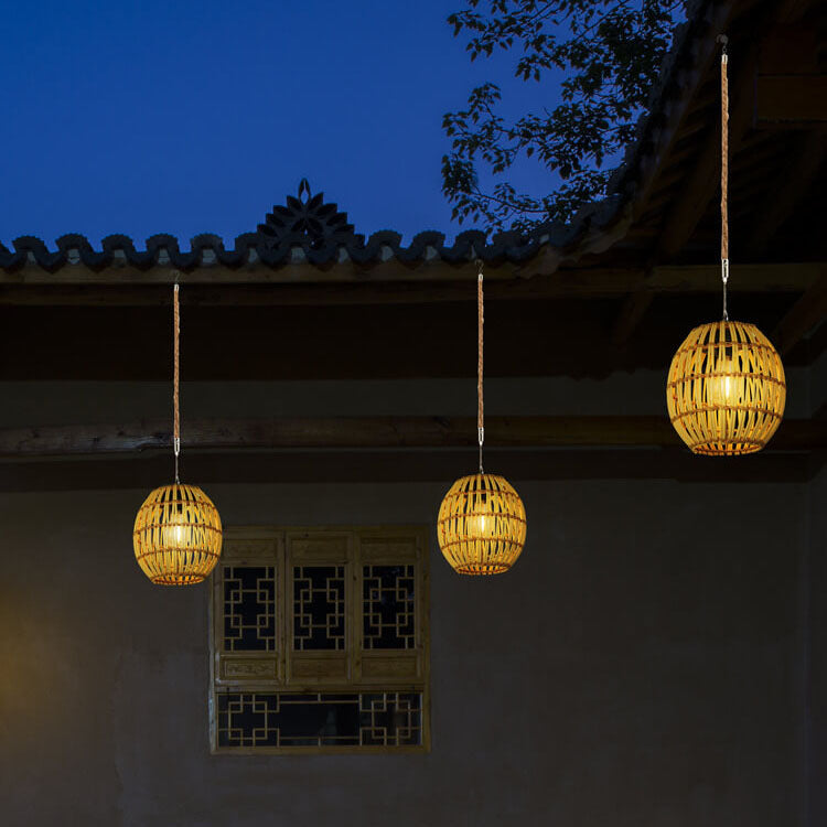 Lámpara colgante impermeable LED solar con jaula de tejido de ratán vintage tradicional para patio exterior 