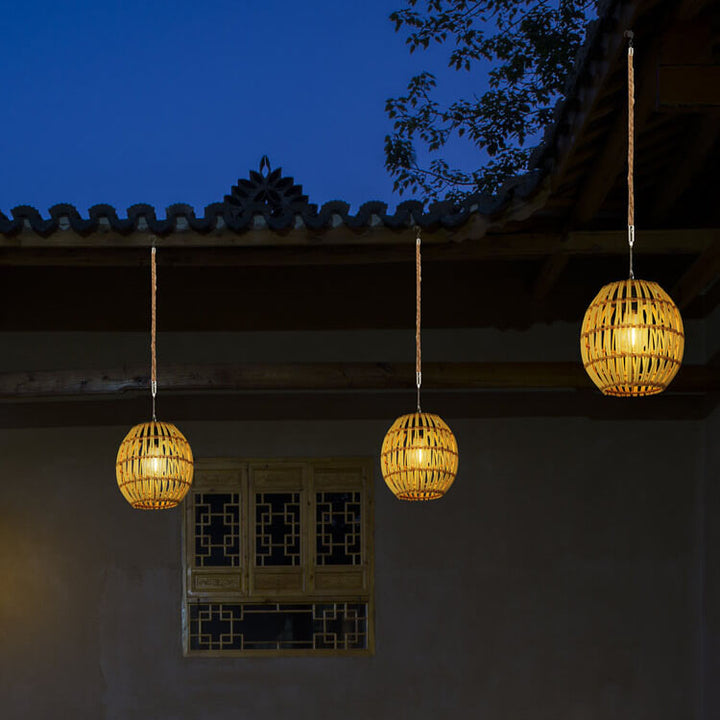 Lámpara colgante impermeable LED solar con jaula de tejido de ratán vintage tradicional para patio exterior 