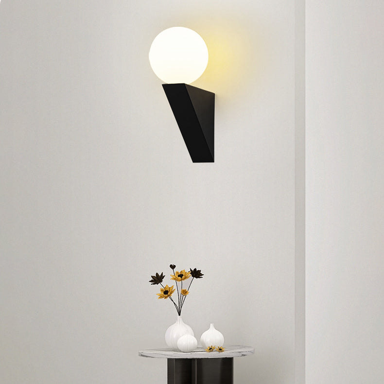 Moderne minimalistische Dreieck Orb Eisen Kunststoff 1-Licht Wandleuchte Lampe für Wohnzimmer 
