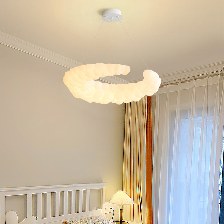 Moderner minimalistischer Crescent PE-Eisen-LED-Kronleuchter für Schlafzimmer 