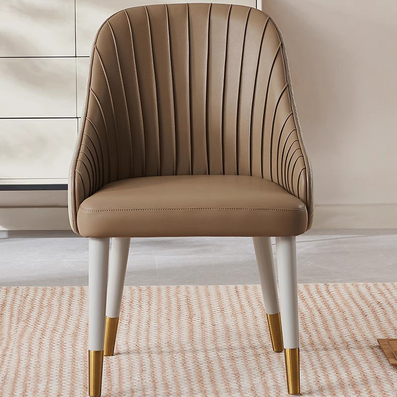 Moderner minimalistischer Esszimmerstuhl mit quadratischer, plissierter Mikrofaserleder-Polsterung, Metallgestell, Schaumstofffüllung, vier Beinen und Rückenlehne 