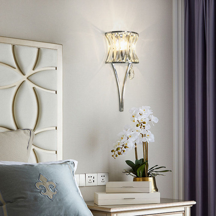 Applique murale contemporaine de luxe avec abat-jour en cristal prismatique clair en fer à 1 lumière pour le salon 