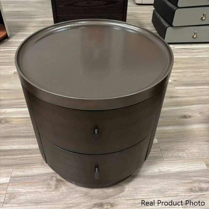 Moderner minimalistischer runder zylindrischer Nachttisch aus metallisch lackiertem MDF, Metall und Sperrholz mit Räuchereichenfurnier, mit 2 Schubladen, fürs Schlafzimmer 