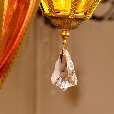 Traditioneller konischer Tiffany-Kronleuchter mit durchbrochener Schnitzerei aus Eisen und Glas mit 6 Lichtern für das Esszimmer 