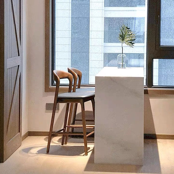Tabouret de bar contemporain rétro à cadre carré en bois massif, revêtu de similicuir, dossier bas et repose-pieds pour salle à manger 