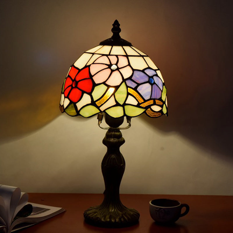 Lámpara de mesa de vidrio teñido de aluminio con flor tradicional Tiffany de 1 luz para dormitorio 