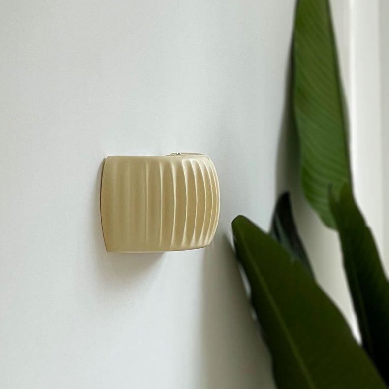 Lámpara de Aplique de Pared de 2 Luces con Pantalla Semicircular de Resina Acanalada Crema Nórdica Contemporánea para Dormitorio 