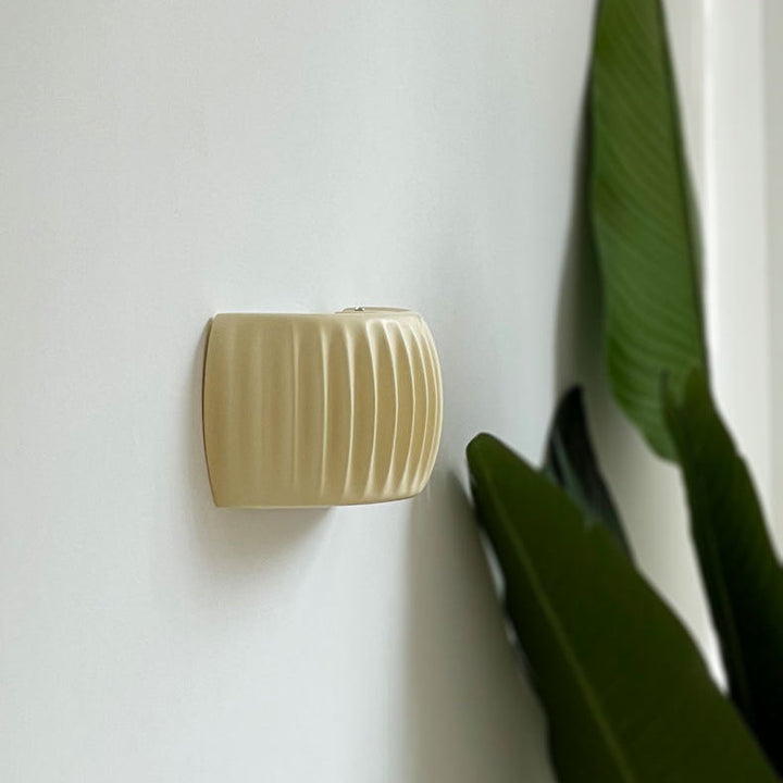 Lámpara de Aplique de Pared de 2 Luces con Pantalla Semicircular de Resina Acanalada Crema Nórdica Contemporánea para Dormitorio 