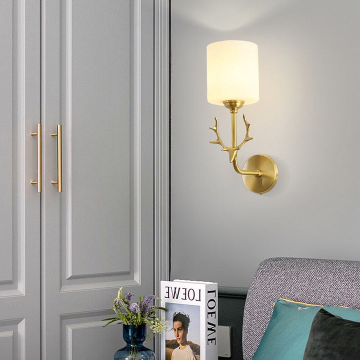 Zeitgenössische skandinavische Glaszylinder-Geweih-Kupfer-1-Licht-Wandleuchterlampe für Wohnzimmer 