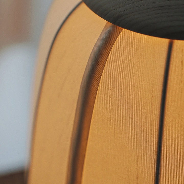 Lámpara de mesa LED de linterna redonda portátil japonesa tradicional de madera, tela de seda y acero inoxidable para sala de estar 