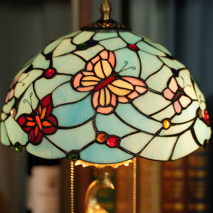 Lampe de table 1 lumière avec abat-jour en verre teinté papillon pastoral Tiffany traditionnel et base en matériel paon pour la maison et le bureau 