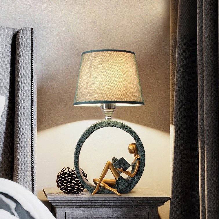 Zeitgenössische kreative runde Mädchen Jungen Harz Stoff 1-Licht Tischlampe für Wohnzimmer 