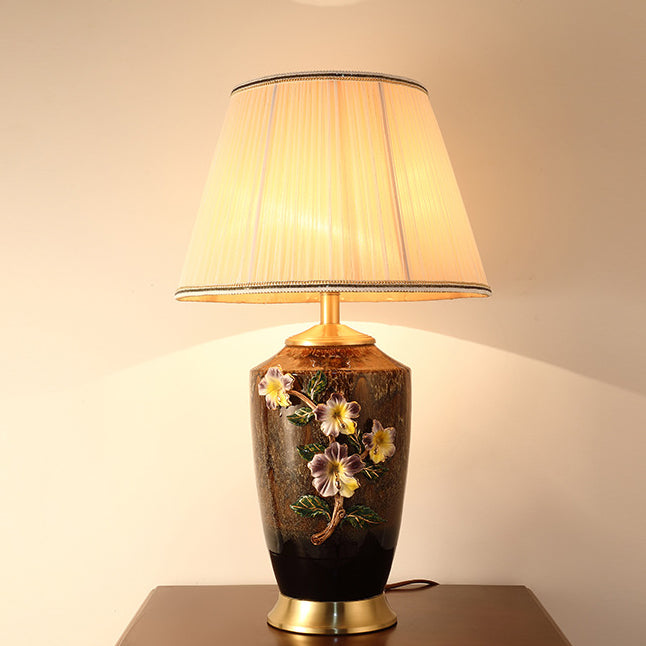 伝統的なヴィンテージ桃の花の花瓶型セラミック銅製ファブリック1灯テーブルランプ（寝室用） 