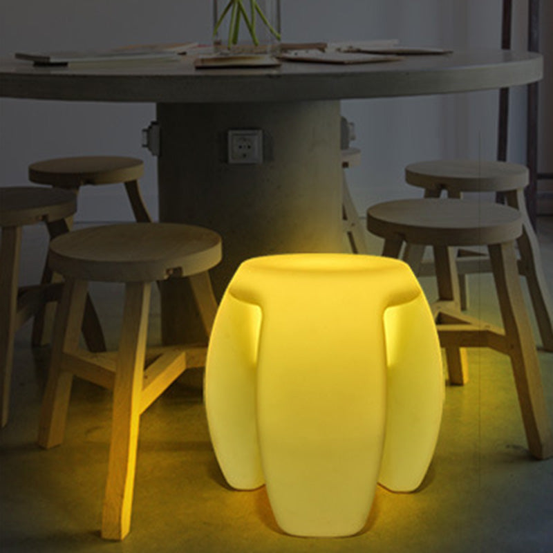 Moderner minimalistischer runder Kunststoff-LED-beleuchteter wasserdichter Barhocker für den Unterhaltungsraum 