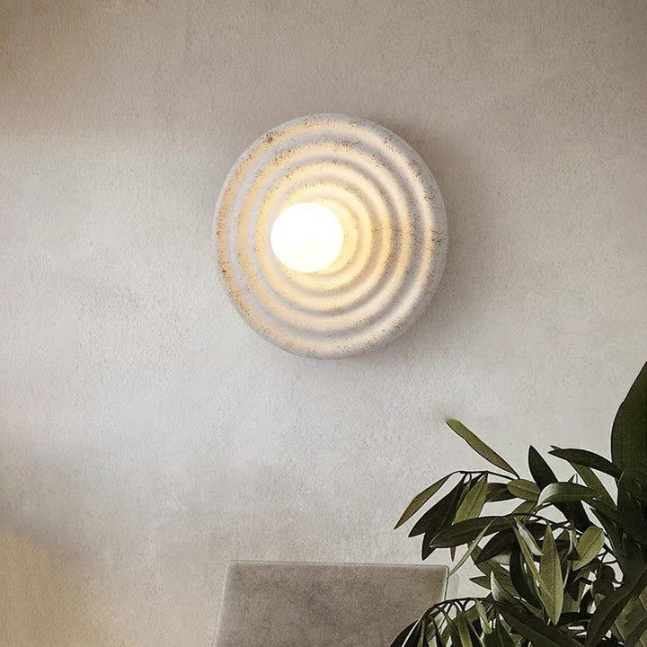 Applique murale contemporaine ronde en résine ondulée en verre fer 1 lumière pour salon 