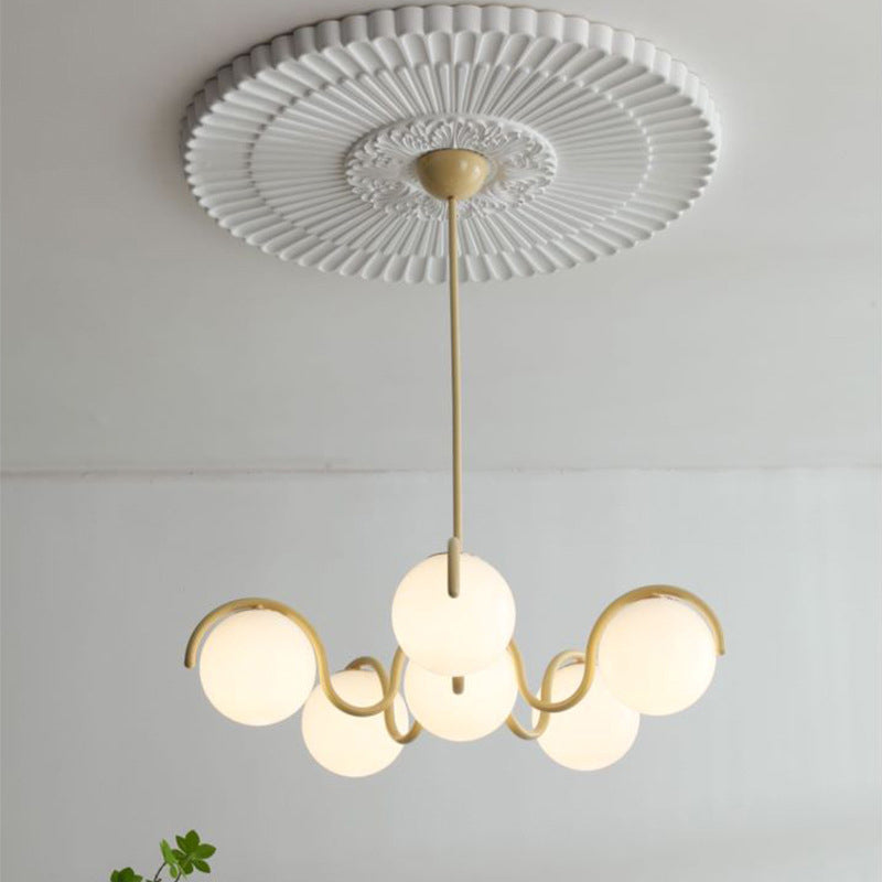 Moderner minimalistischer Kronleuchter mit geschwungenen Kugeln aus Metall und Glas mit 6 Lichtern für das Wohnzimmer 