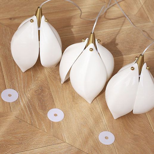 Zeitgenössische Retro-Keramik-Magnolienblumenform Eisenrahmen 1-Licht Wandleuchte für Schlafzimmer 