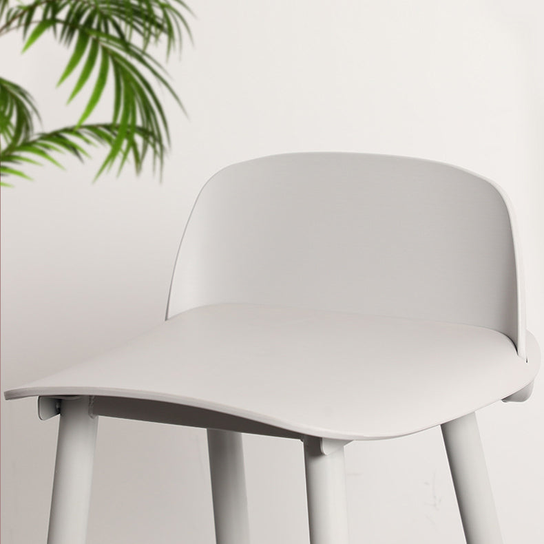 Moderner minimalistischer rechteckiger Barhocker aus Kohlenstoffstahl mit Kunststofflehne für das Esszimmer 