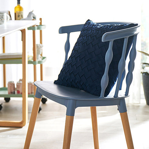 Chaise de salle à manger en plastique PP à lanières verticales créatives contemporaines avec dossier en hêtre pour salle à manger 