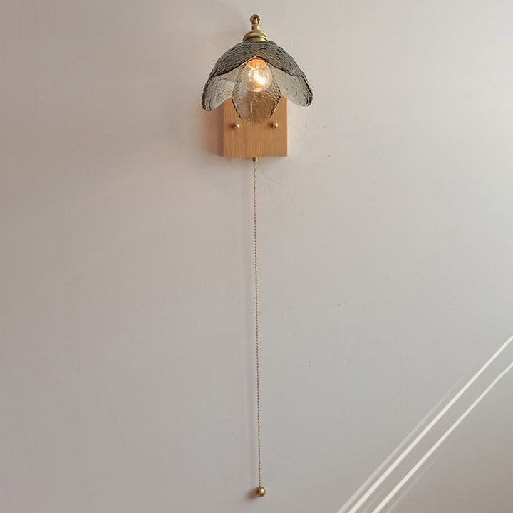 Lampe murale à tirette hémisphérique en bois, laiton, verre et fleur japonaise traditionnelle à 1 lumière pour chevet 