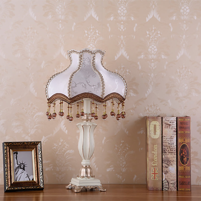 Traditionelle europäische Court Top Harz Stoff 1-Licht Tischlampe für Schlafzimmer 