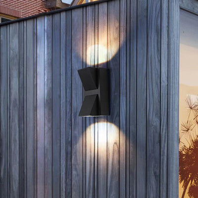 Lampe murale LED extérieure en aluminium rectangulaire triangulaire imperméable à la simplicité moderne pour le jardin 