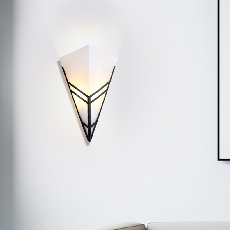 Applique murale contemporaine nordique en fer et acrylique en triangle inversé à 1 lumière pour salon 
