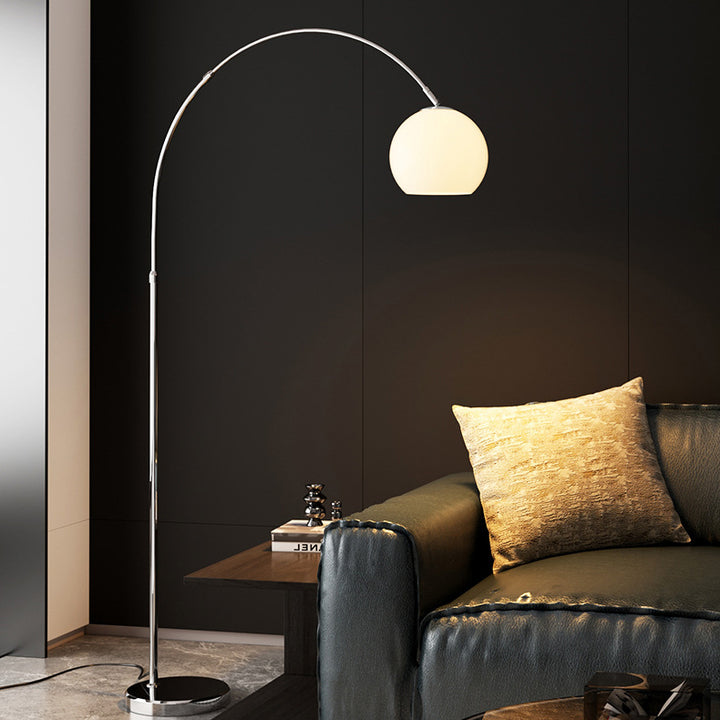 Lampe de sol contemporaine scandinave avec abat-jour rond en verre et tige de pêche en fer à 1 lumière pour salon 