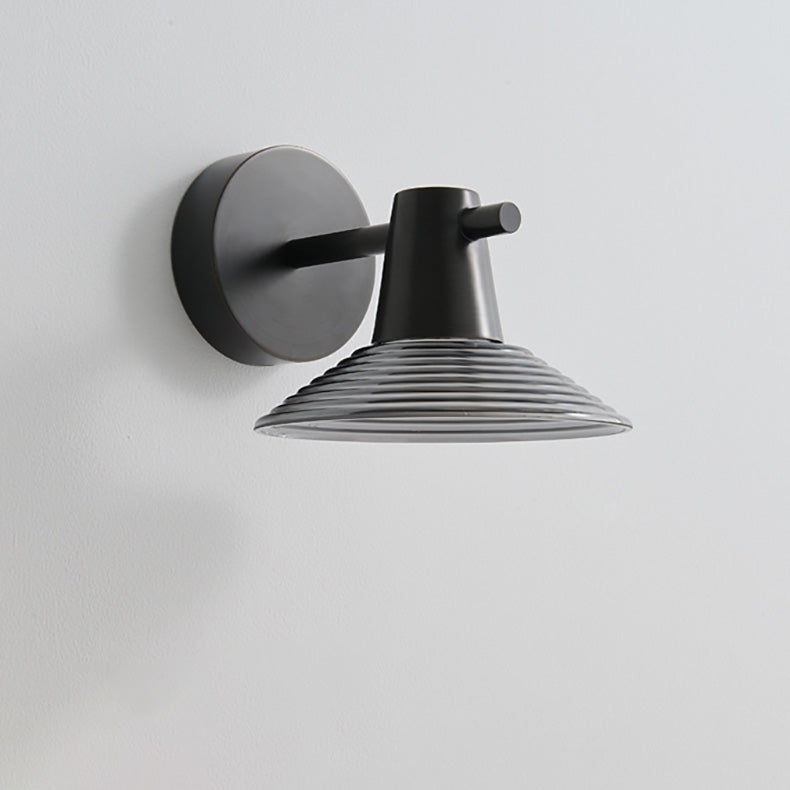Zeitgenössische nordische Vollkupfer Acryl konische LED Wandleuchte Lampe für Wohnzimmer 