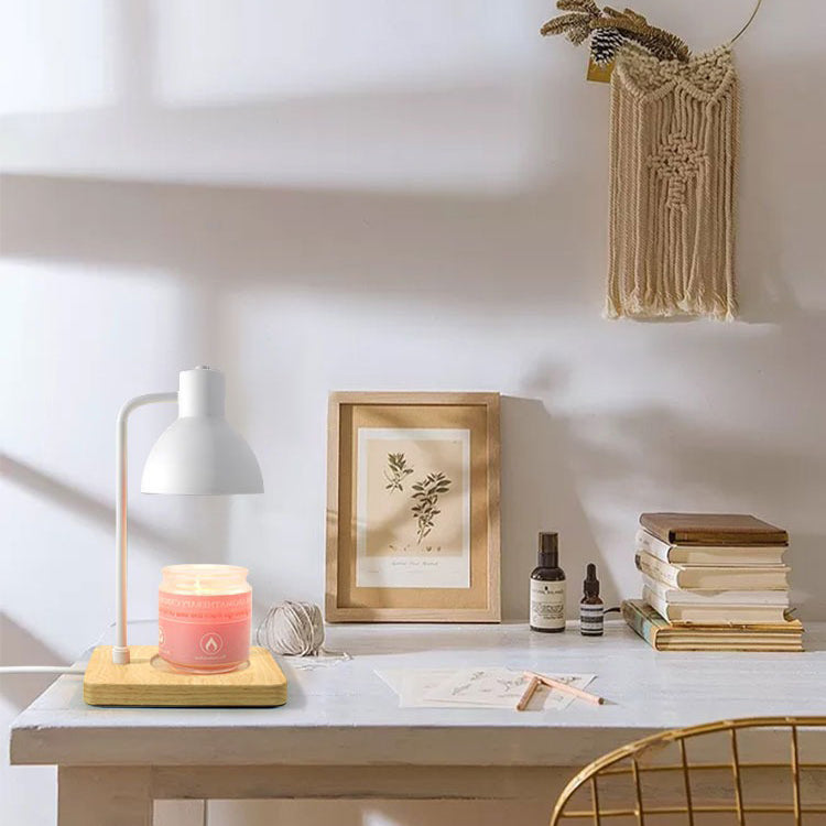 Lampe de table à une lumière avec abat-jour en dôme scandinave contemporain et base carrée en bois, effet cire fondue, pour chambre 