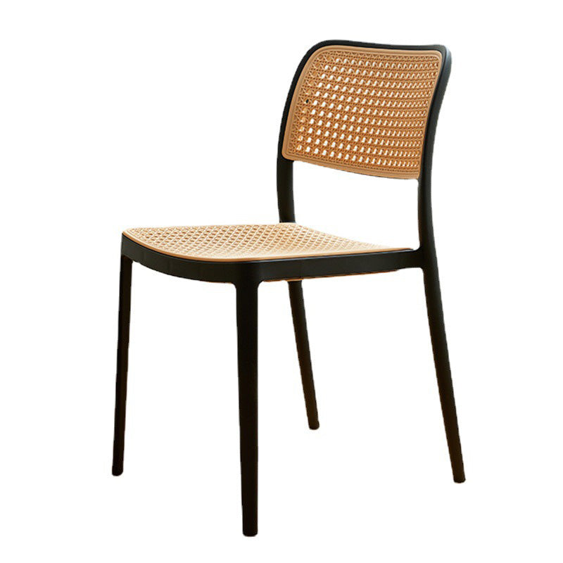 Chaise de salle à manger empilable en plastique ressemblant à du rotin carré à la simplicité contemporaine avec accoudoirs et dossier pour salle à manger 