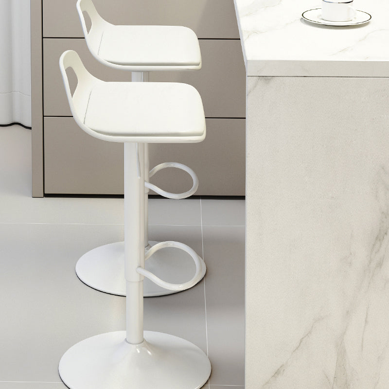 Tabouret de bar moderne minimaliste carré en plastique PP et métal avec dossier bas pour salle à manger 