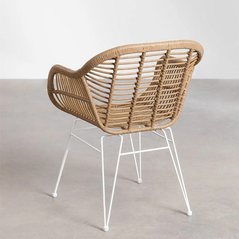 Chaise à dossier et accoudoirs en rotin tissé traditionnel avec base en fer pour terrasse extérieure 