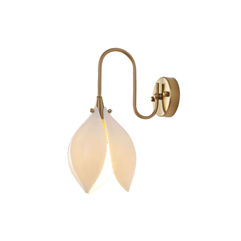 Zeitgenössische Retro-Keramik-Magnolienblumenform Eisenrahmen 1-Licht Wandleuchte für Schlafzimmer 