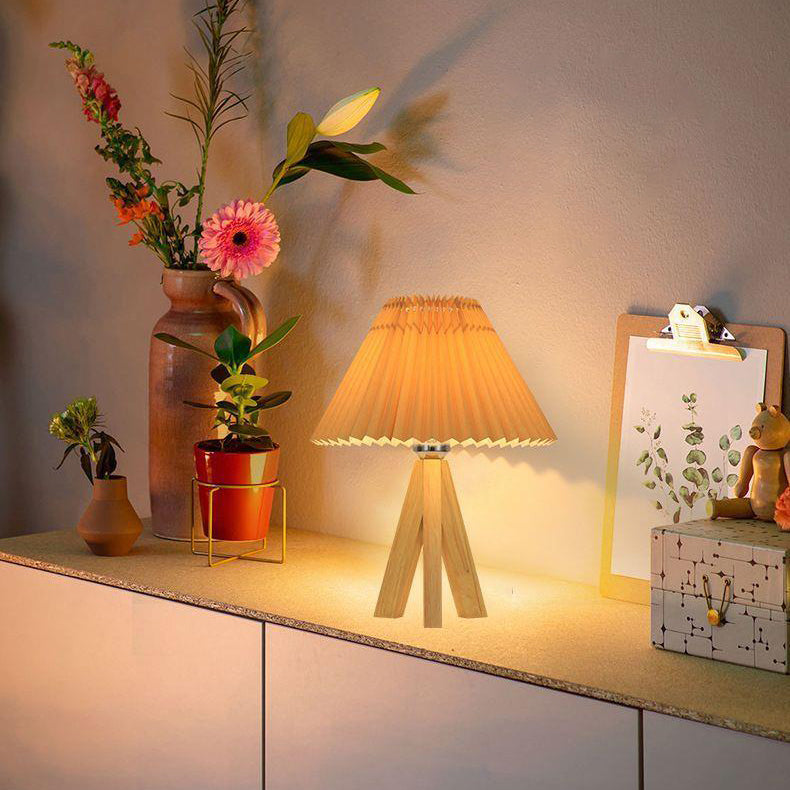 Lámpara de mesa de 1 luz con pantalla de tela plisada trapezoidal minimalista moderna y trípode de madera para dormitorio 