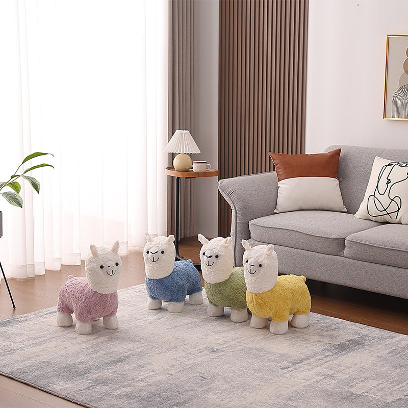 Moderner kreativer Fußhocker mit Rückenlehne im Alpaka-Design aus Teddyfleece für das Wohnzimmer 