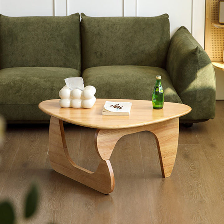 Traditioneller Vintage-Dreieck-Couchtisch mit abgerundeten Kanten aus massivem Gummibaumholz für das Wohnzimmer 