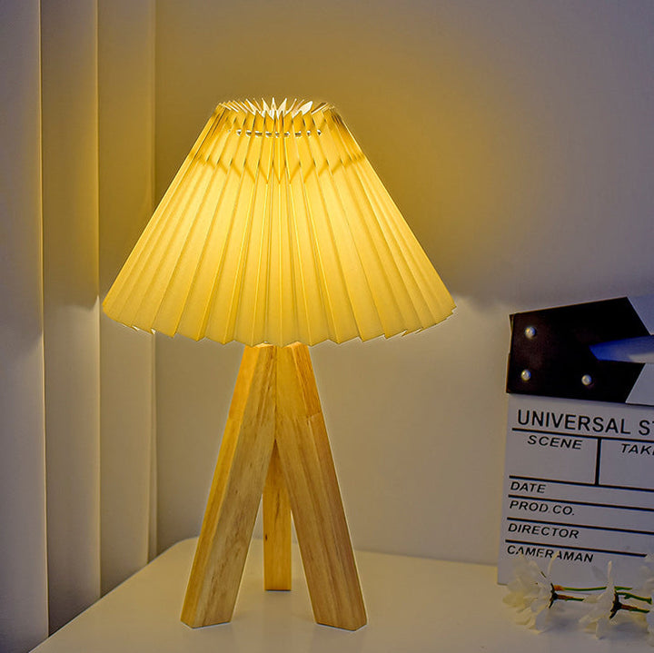Lampe de table LED en bois massif avec base trépied ronde de style bohème contemporain en tissu pour chambre à coucher 