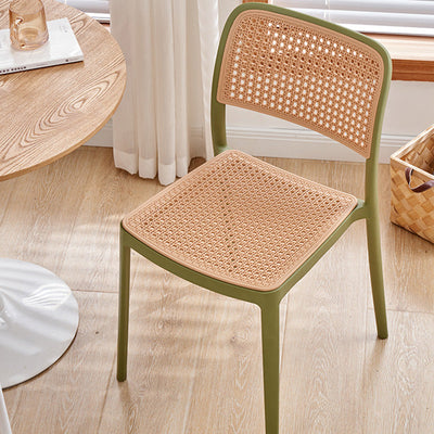Chaise de salle à manger empilable en plastique ressemblant à du rotin carré à la simplicité contemporaine avec accoudoirs et dossier pour salle à manger 
